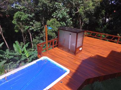 Deck de madeira com sauna e piscina
